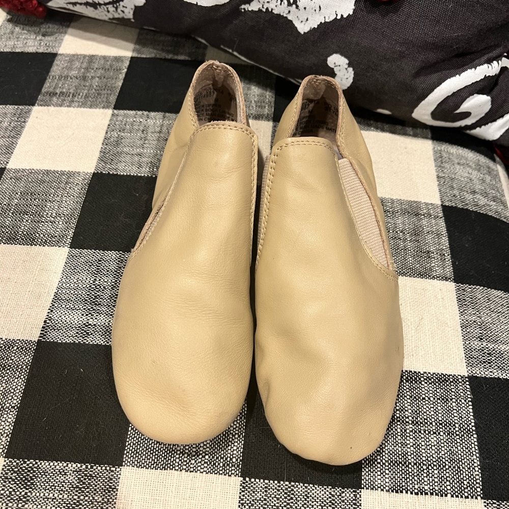 Size 3.5 Girls Revolution tan leather jazz shoes
